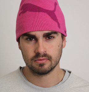 Mand med pink Puma hue