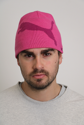 Mand med pink Puma hue